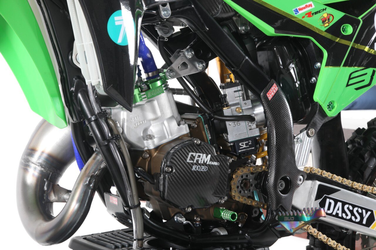 <div class='descrGalleryTitle'>Motore</div><div class='descrGalleryText'><p>-Corsa più lunga di 2mm</p>
<p>-Cilindro maggiorato e lavorato</p>
<p>-Testa scomponibile Bud Racing&nbsp;</p>
<p>-Pistone 150cc</p>
<p>-Carburatore Smartcarb da 36mm</p>
<p>-Pacco lamellare V-force 3&nbsp;</p>
</div>